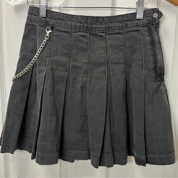 H&M Women Denim Black Pleated Mini Skirt with Removable Chain Detail Size 6 Punk - Picture 4 of 10